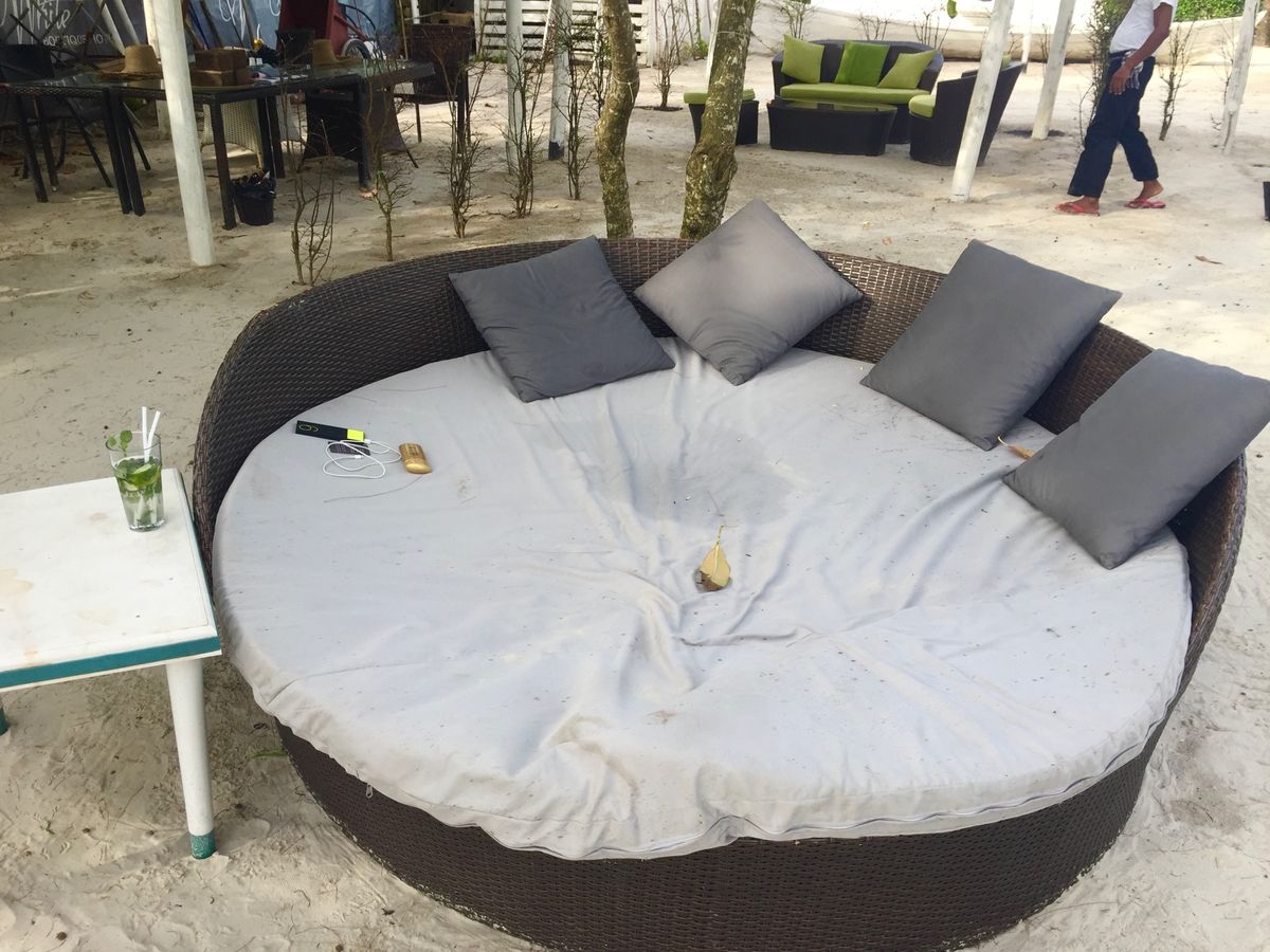 ホワイト ブティックホテル ＆ レジデンス អូតែលសរ

カンボジアに...