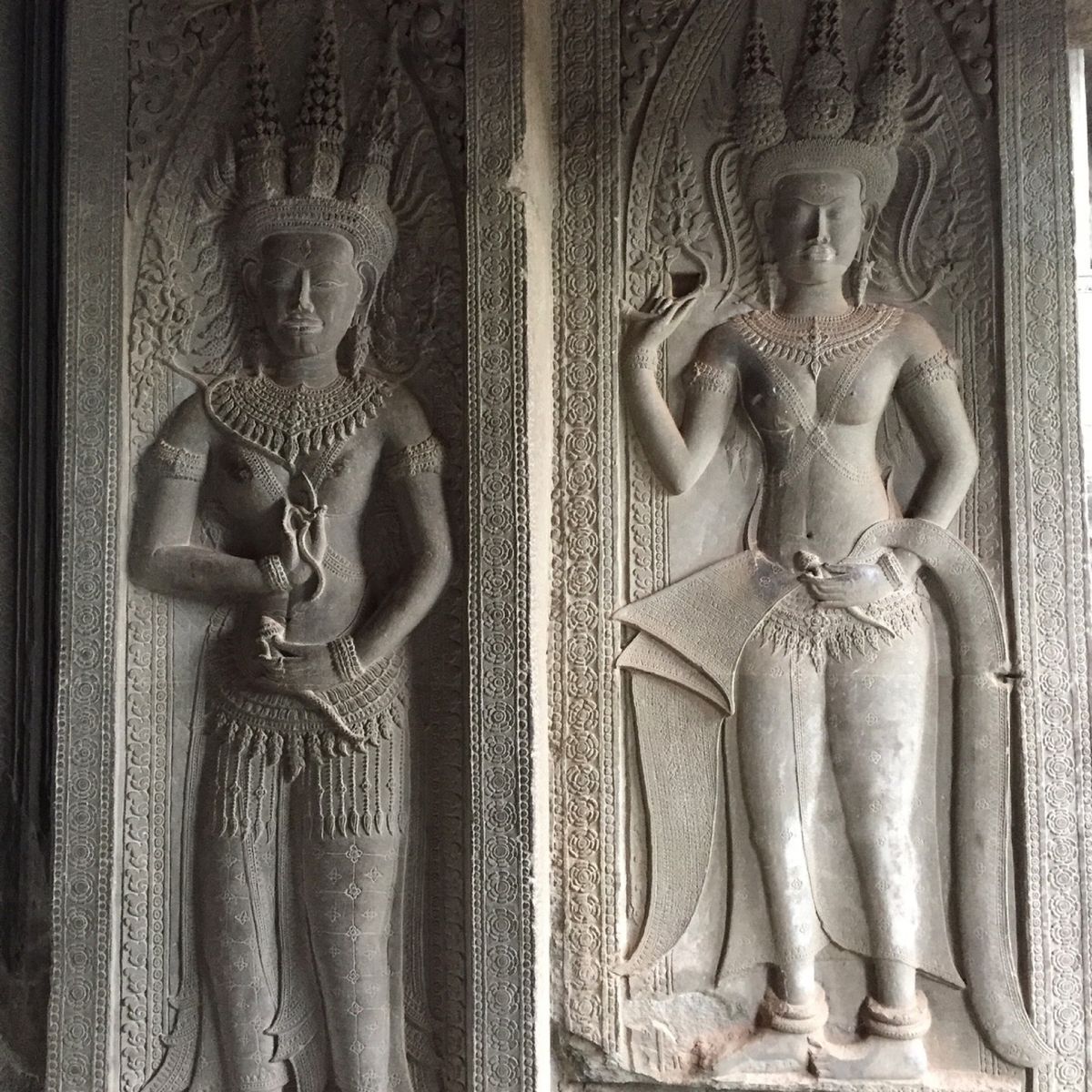 アンコールワット

ちょいちょい彫りかけみたいなレリーフを見つけるんだけど...