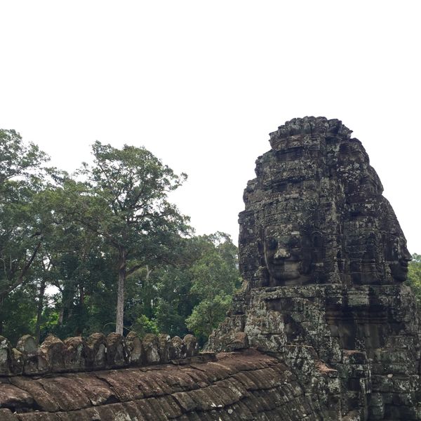 カンボジア・シェムリアップ「遺跡に圧倒された旅」の写真：アンコールトム

顔部分をいい感じに撮れ...