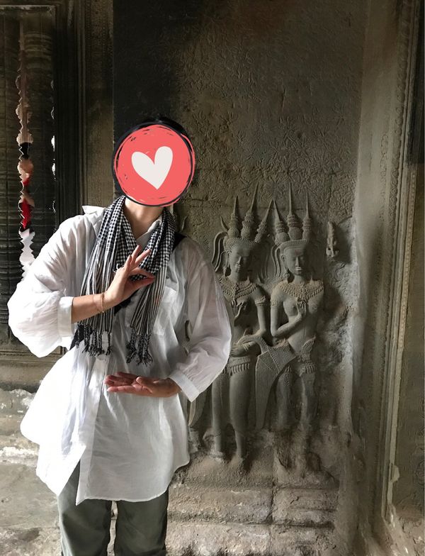 カンボジア・シェムリアップ「遺跡に圧倒された旅」の写真：アンコール・ワット

レリーフの真似して...