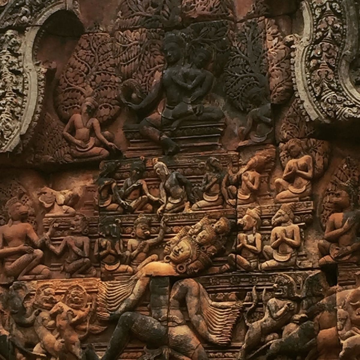 バンテアイ・スレイ បន្ទាយស្រី

どこを撮っても絵になる遺跡だった