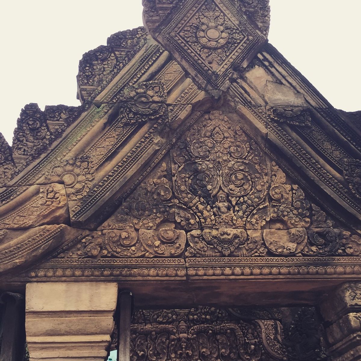 バンテアイ・スレイ បន្ទាយស្រី

ここは小さな遺跡だけど
レリー...