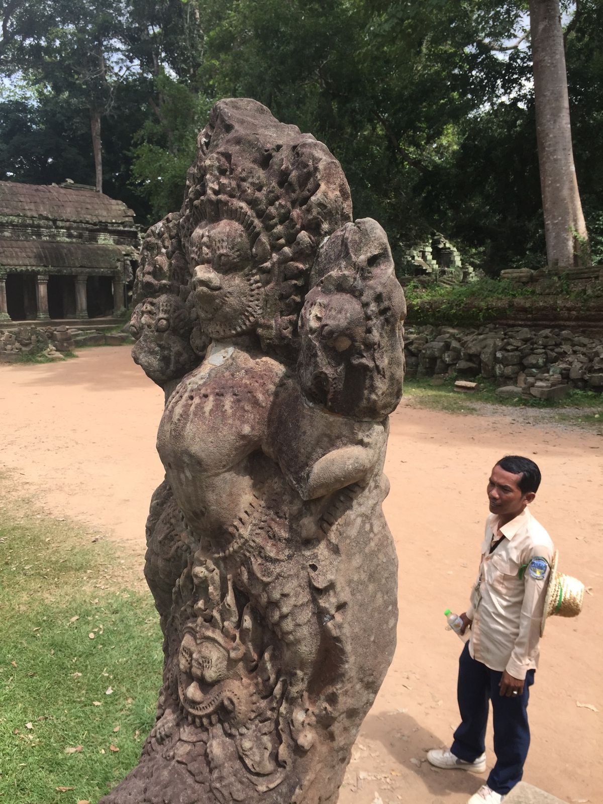 タ・プローム

精巧なレリーフだらけのなか
彫りかけみたいなレリーフもあっ...