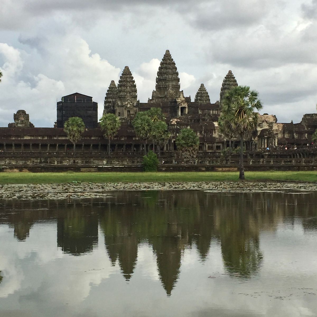 アンコール遺跡

鏡ばりにはなったけど
生憎の超曇天だった☁️