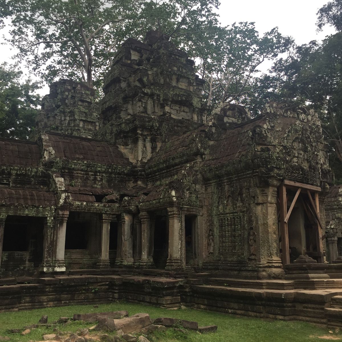 アンコール・ワット

人が写り込まず撮影できると
廃墟感あってカッコいい