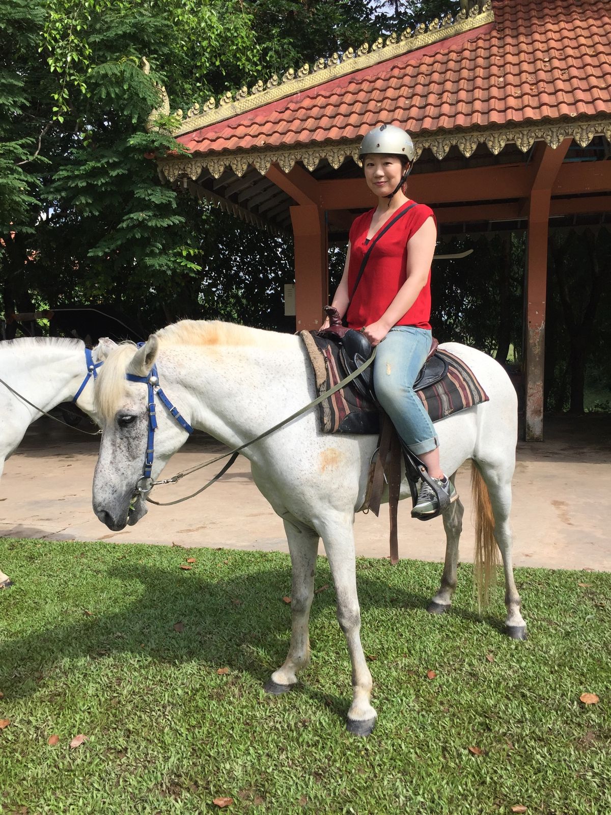 やたら陽気なお兄さんが
乗馬のインストラクター

乗馬姿のときの顔パンパン...