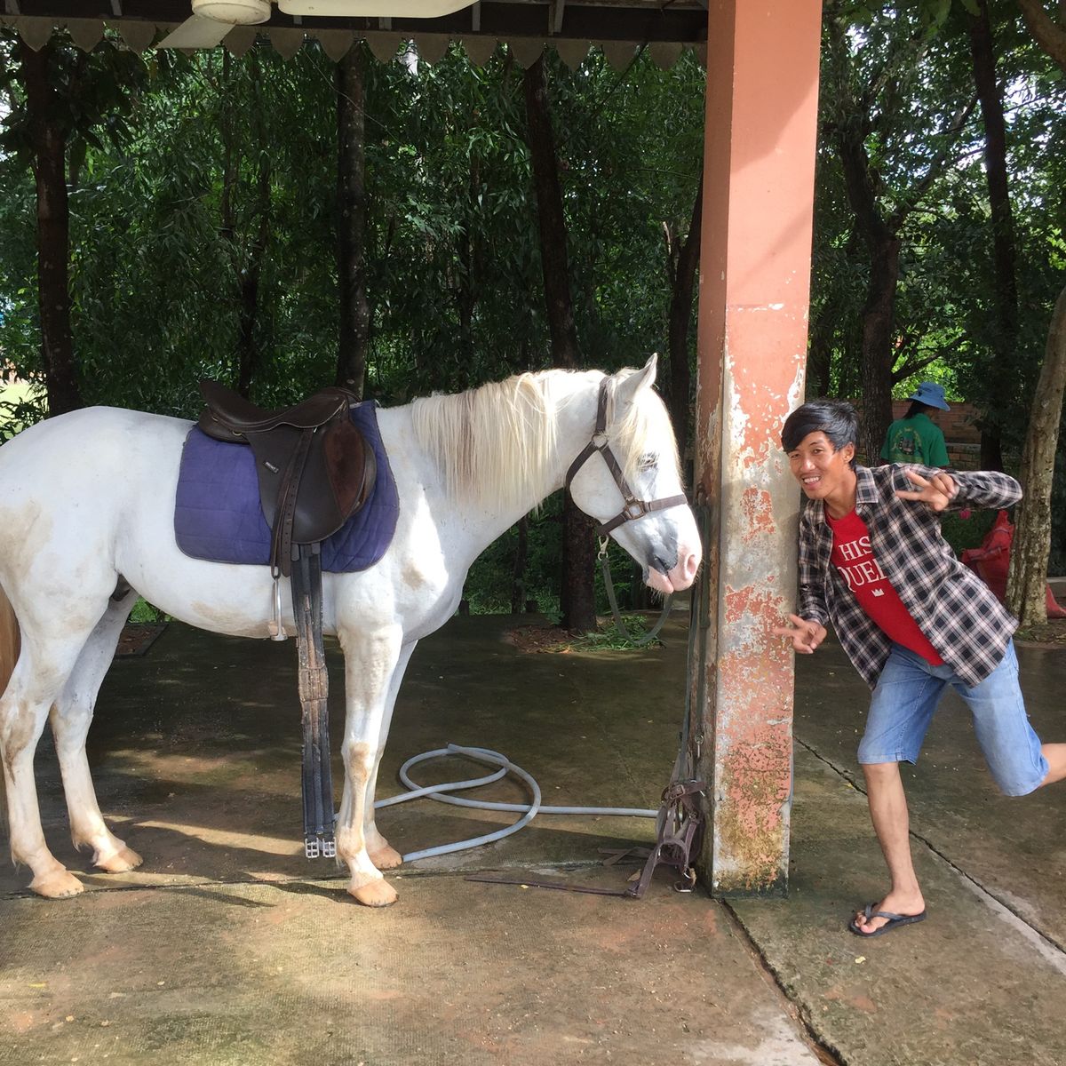 やたら陽気なお兄さんが
乗馬のインストラクター

乗馬姿のときの顔パンパン...