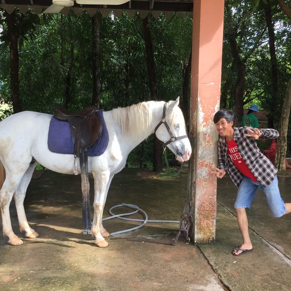 カンボジア・シェムリアップ「遺跡に圧倒された旅」の写真：やたら陽気なお兄さんが
乗馬のインストラ...