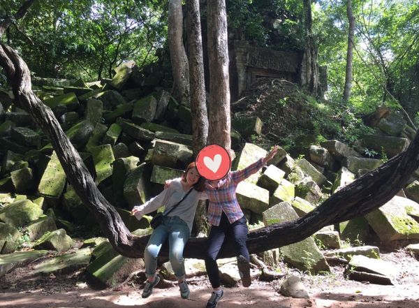 カンボジア・シェムリアップ「遺跡に圧倒された旅」の写真：軽々と渡るガイドさんと
恐る恐るな私