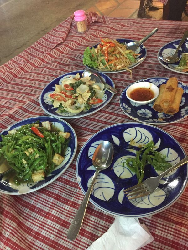 カンボジア・シェムリアップ「遺跡に圧倒された旅」の写真：この日の夜からTさんも合流！
そろそろ1...