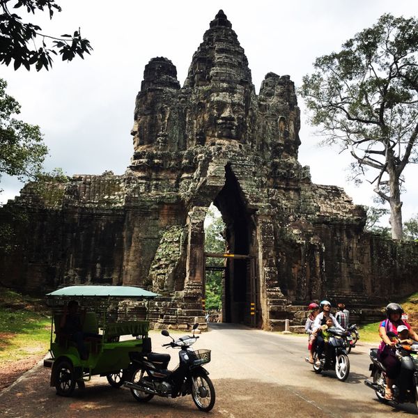 カンボジア・シェムリアップ「遺跡に圧倒された旅」の写真：アンコールワット（たぶん）南門

門だけ...