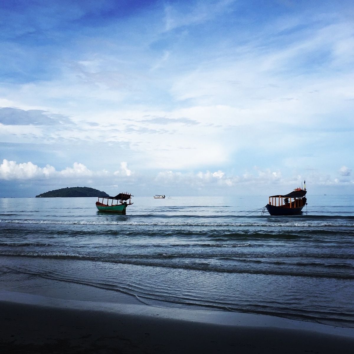 ホワイト ブティックホテル ＆ レジデンス អូតែលសរ

朝のビーチ
...