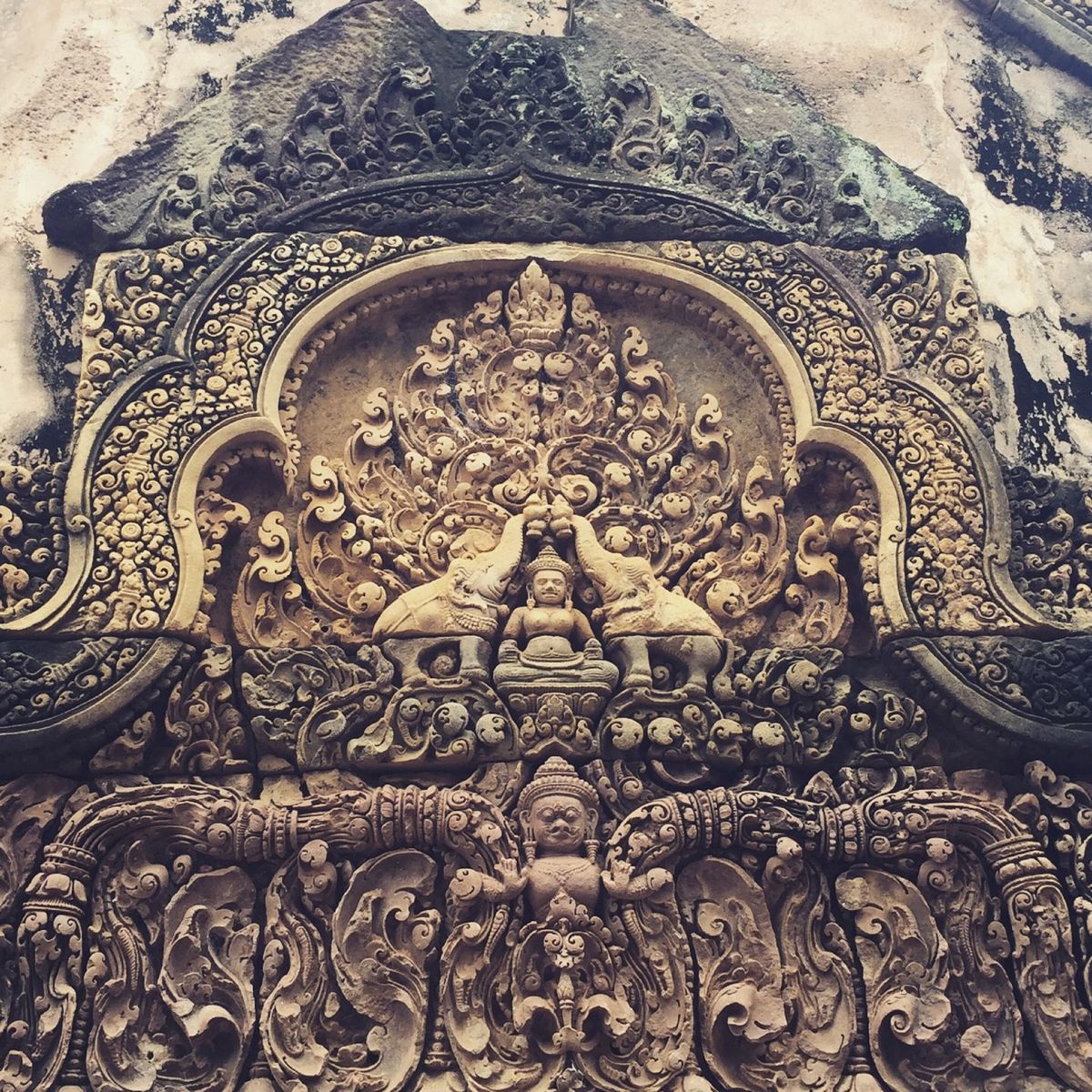 バンテアイ・スレイ បន្ទាយស្រី

ここは小さな遺跡だけど
レリー...