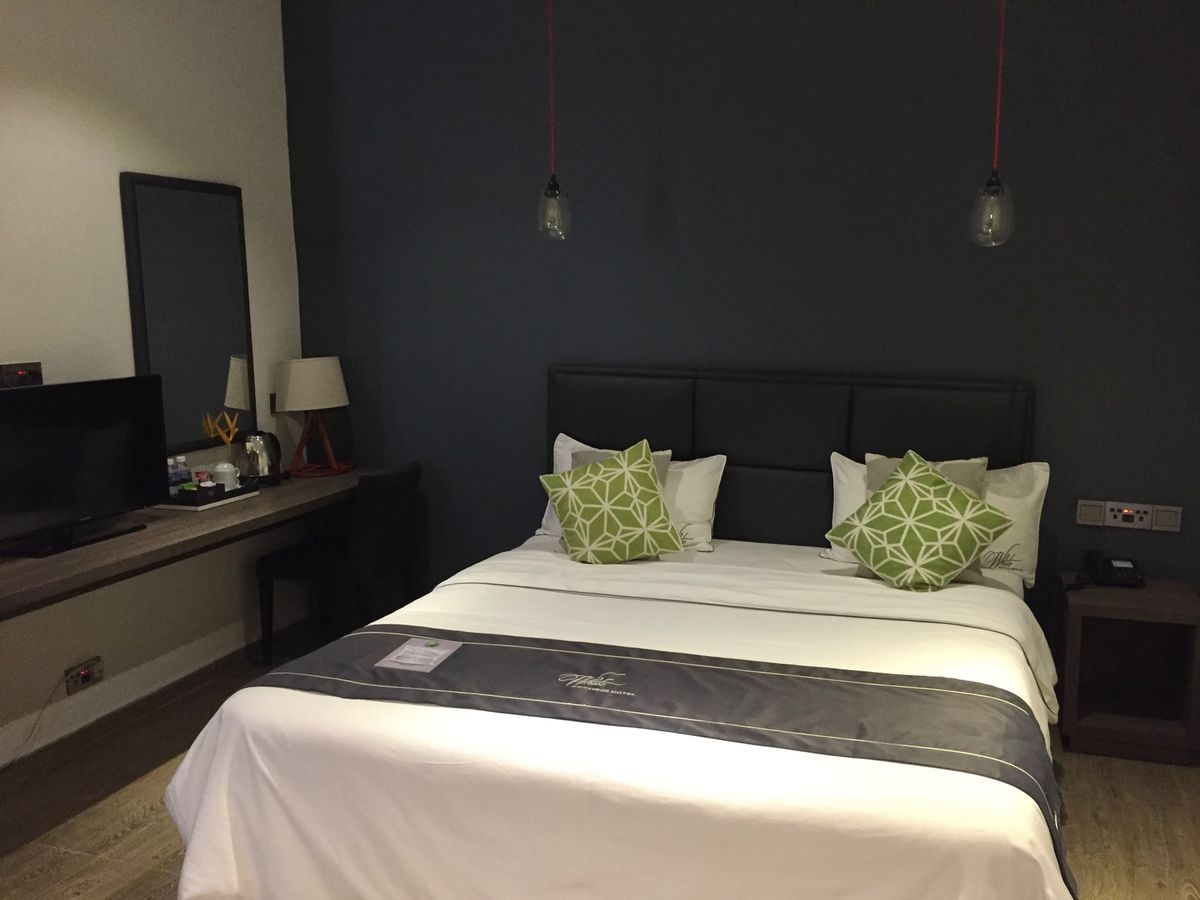 ホワイト ブティックホテル ＆ レジデンス អូតែលសរ

ホテルに着い...