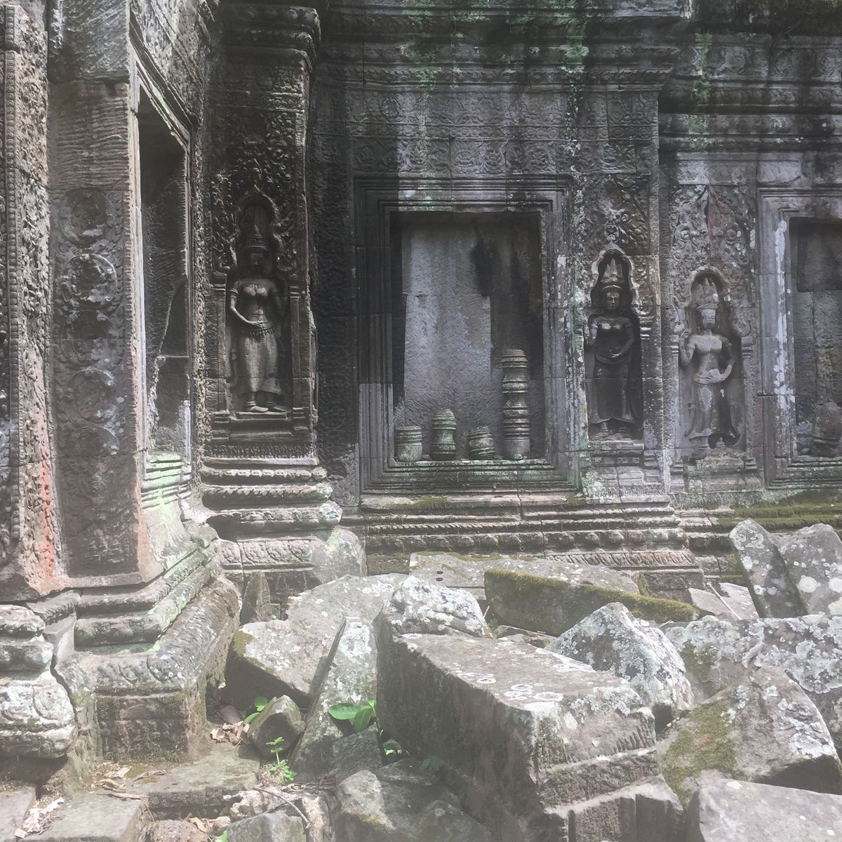 タ・プローム

木の隙間から仏像の顔がのぞいてるの良き