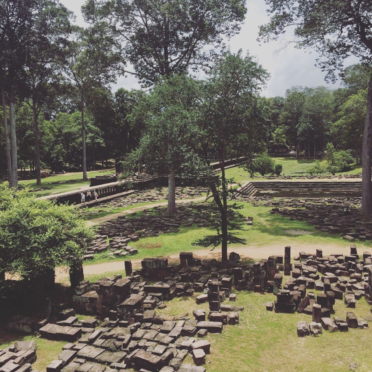 アンコールトム

そんなに高くなさそうに見えて
上に登ると結構高いのよね