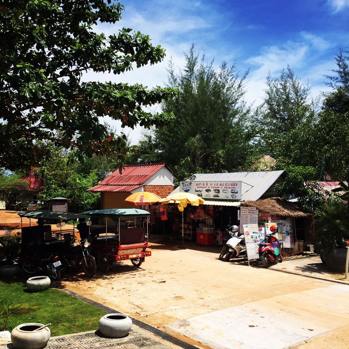 ホワイト ブティックホテル ＆ レジデンス អូតែលសរ

ホテルに着い...