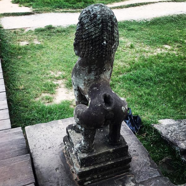 カンボジア・シェムリアップ「遺跡に圧倒された旅」の写真：アンコールワット

1枚目の石像の後ろ姿...