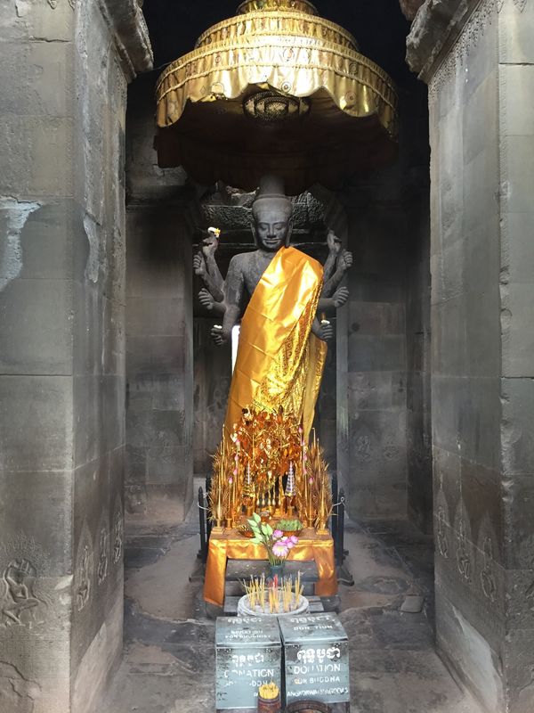 カンボジア・シェムリアップ「遺跡に圧倒された旅」の写真：アンコール遺跡の西門の近く
もはやどの建...
