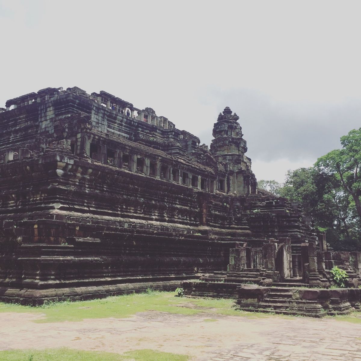 アンコールトム

そんなに高くなさそうに見えて
上に登ると結構高いのよね