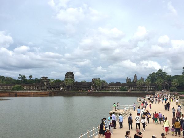 カンボジア・シェムリアップ「遺跡に圧倒された旅」の写真：アンコール遺跡へ🚶‍♀️

当時橋を修復...