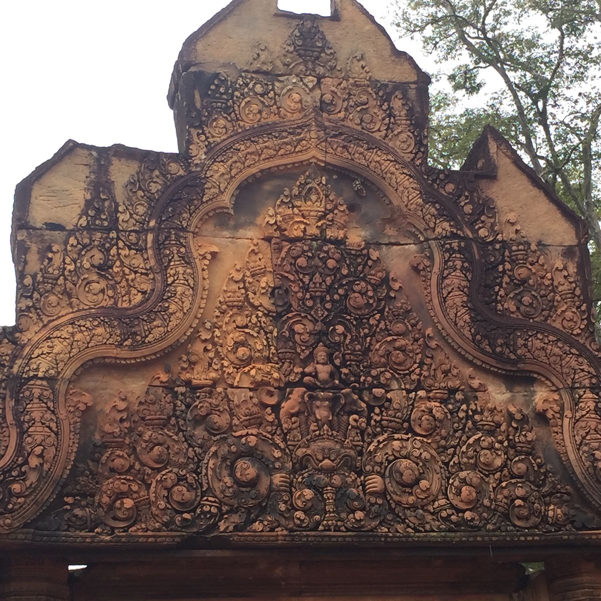 バンテアイ・スレイ បន្ទាយស្រី

日本語でも記されてるの
ちょっ...