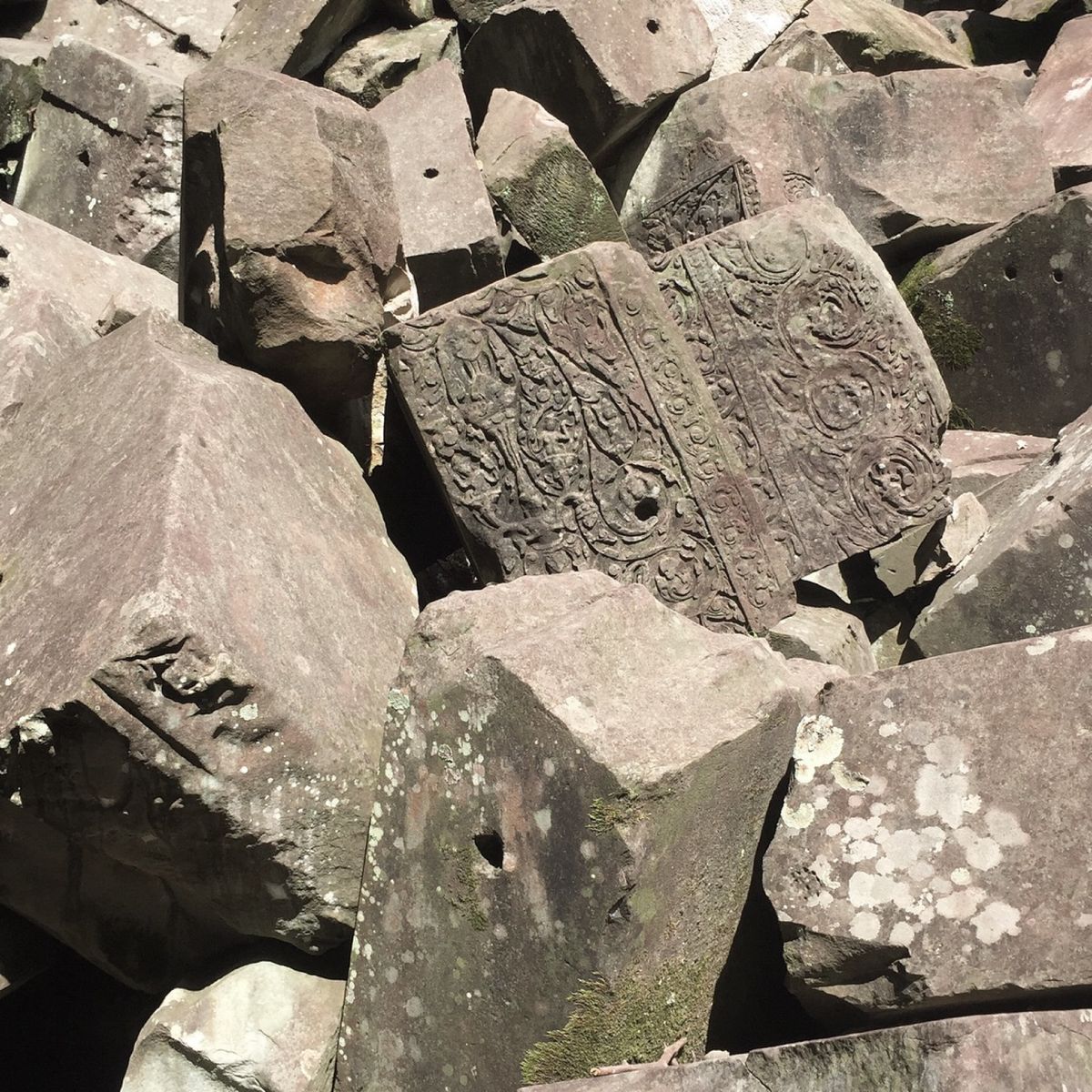 ベンメリア

よく見ると積み上がった石にも色々掘られた模様見える