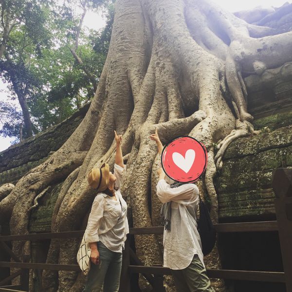 カンボジア・シェムリアップ「遺跡に圧倒された旅」の写真：タ・プローム

ガイドさん達、写真撮って...
