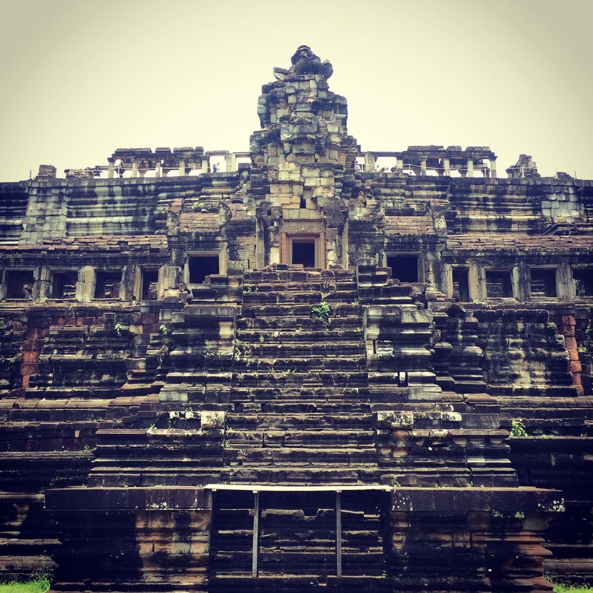 アンコールトム

階段登るの、結構きつかったような…
階段が狭くて急なのよね〜💦