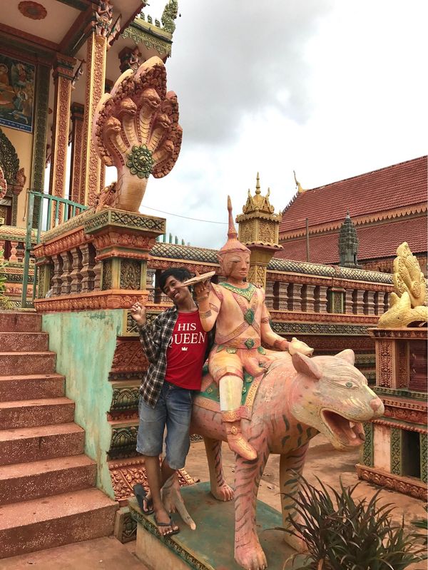 カンボジア・シェムリアップ「遺跡に圧倒された旅」の写真：やたらとフレームインしてくる
陽気なイン...