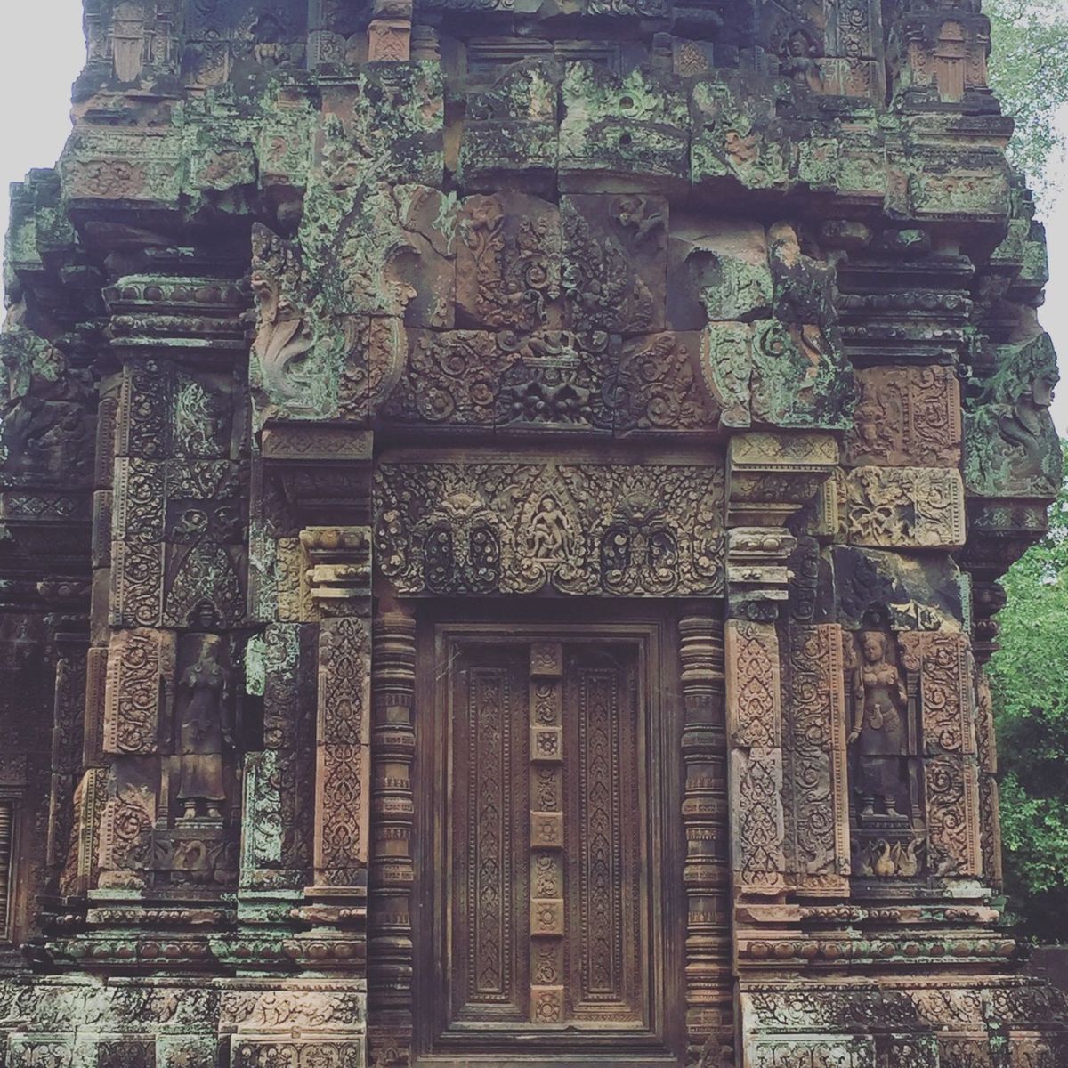 バンテアイ・スレイ បន្ទាយស្រី

この遺跡はホントかっこいいなぁ