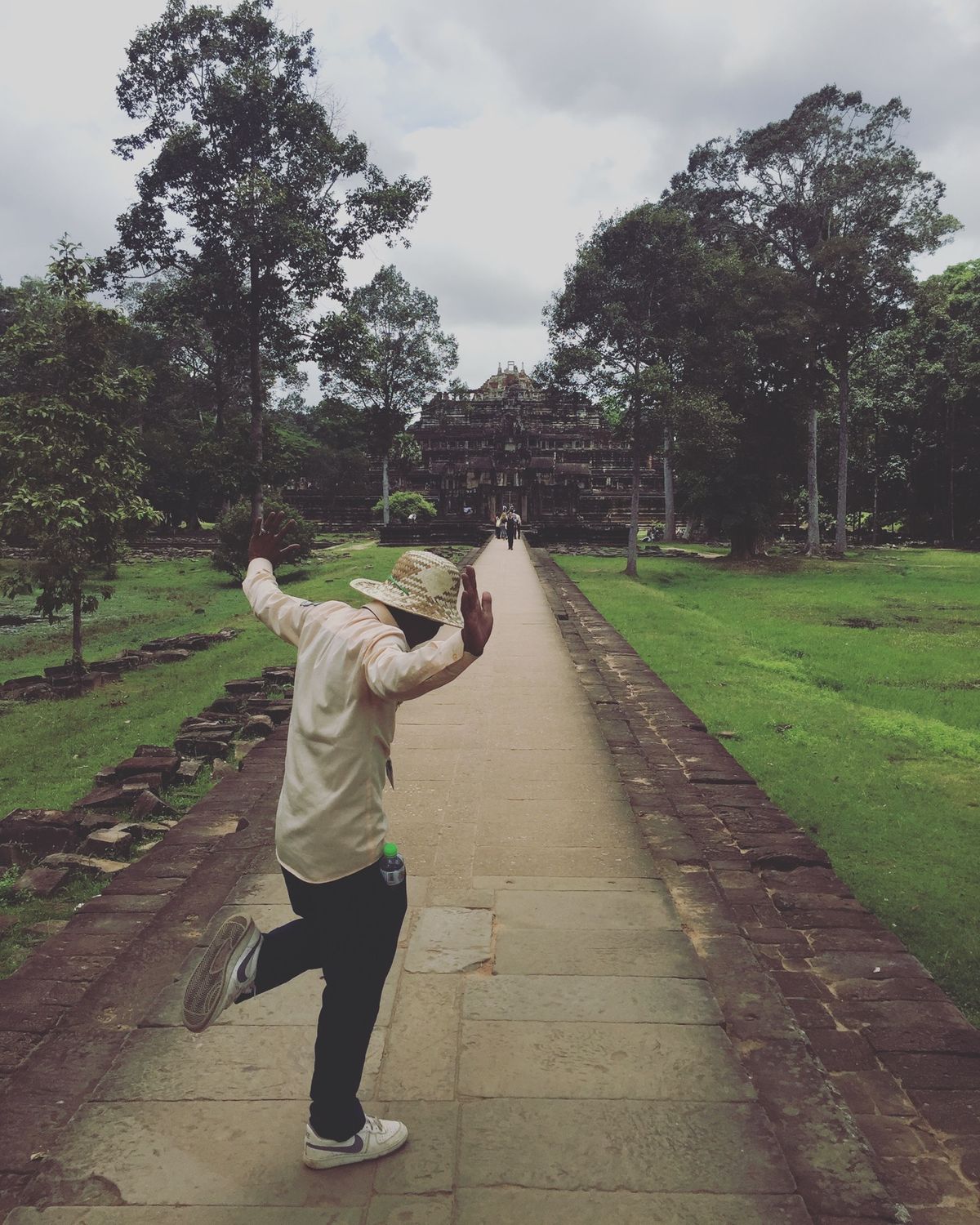 アンコールトム

テンション上がって
おちゃらけ写真ばっかり撮ってたら
ガ...