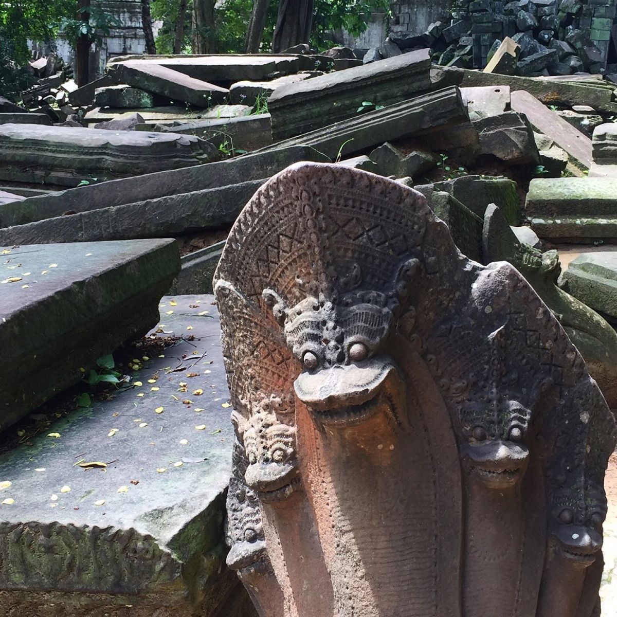 ベンメリア

ベンメリアの遺跡は蛇の像が印象的だった