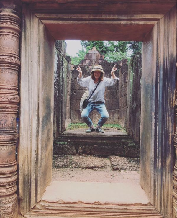 カンボジア・シェムリアップ「遺跡に圧倒された旅」の写真：だんだんとカンボジア的ポーズが上手くなる...