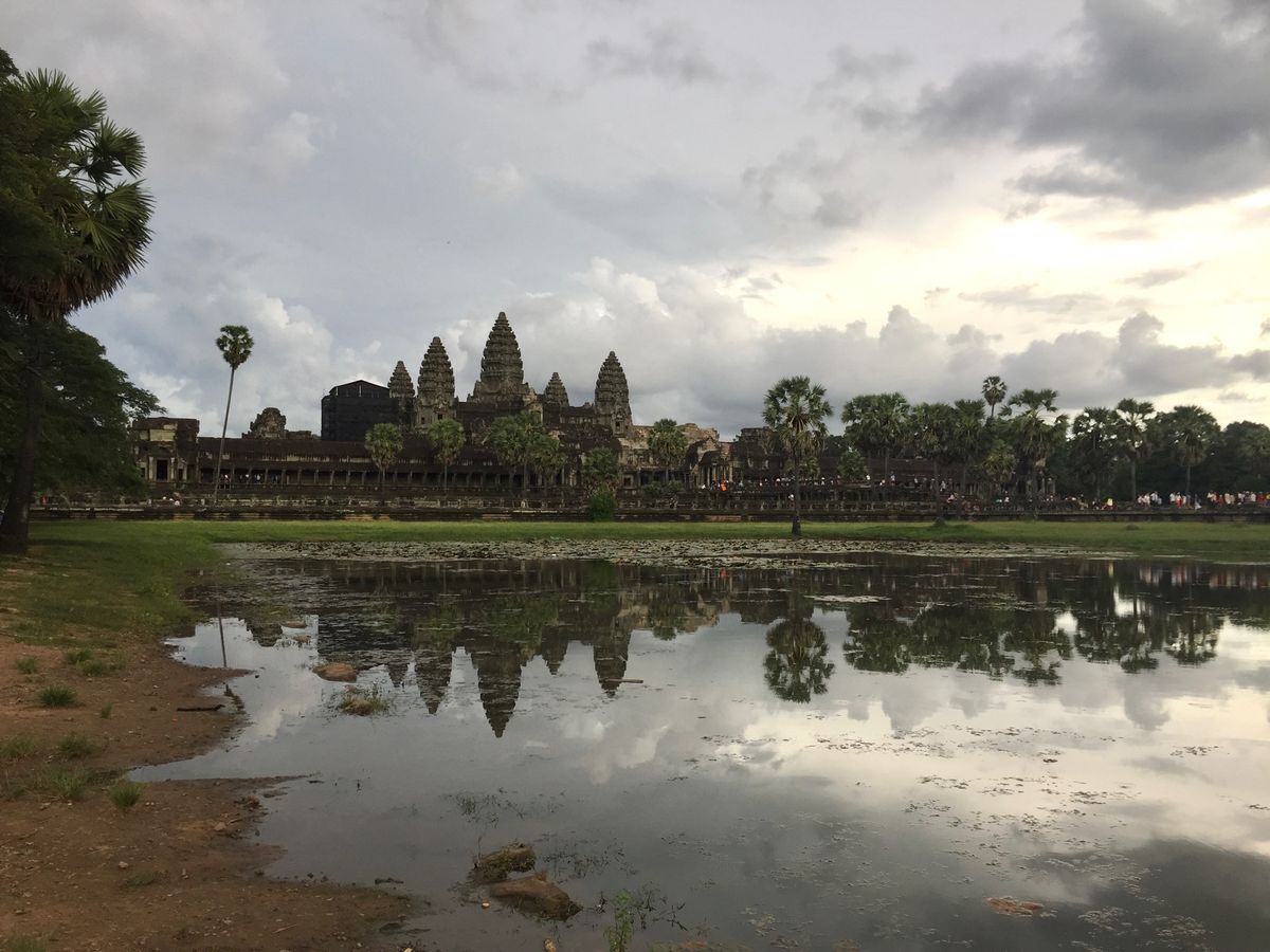 アンコール遺跡

鏡ばりにはなったけど
生憎の超曇天だった☁️