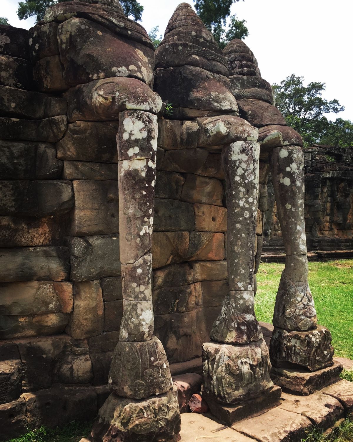 アンコールトム

この遺跡はお札の絵柄にも採用されてるんだよ〜
とガイドさ...