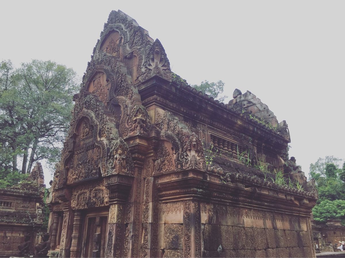 バンテアイ・スレイ បន្ទាយស្រី

この遺跡はホントかっこいいなぁ