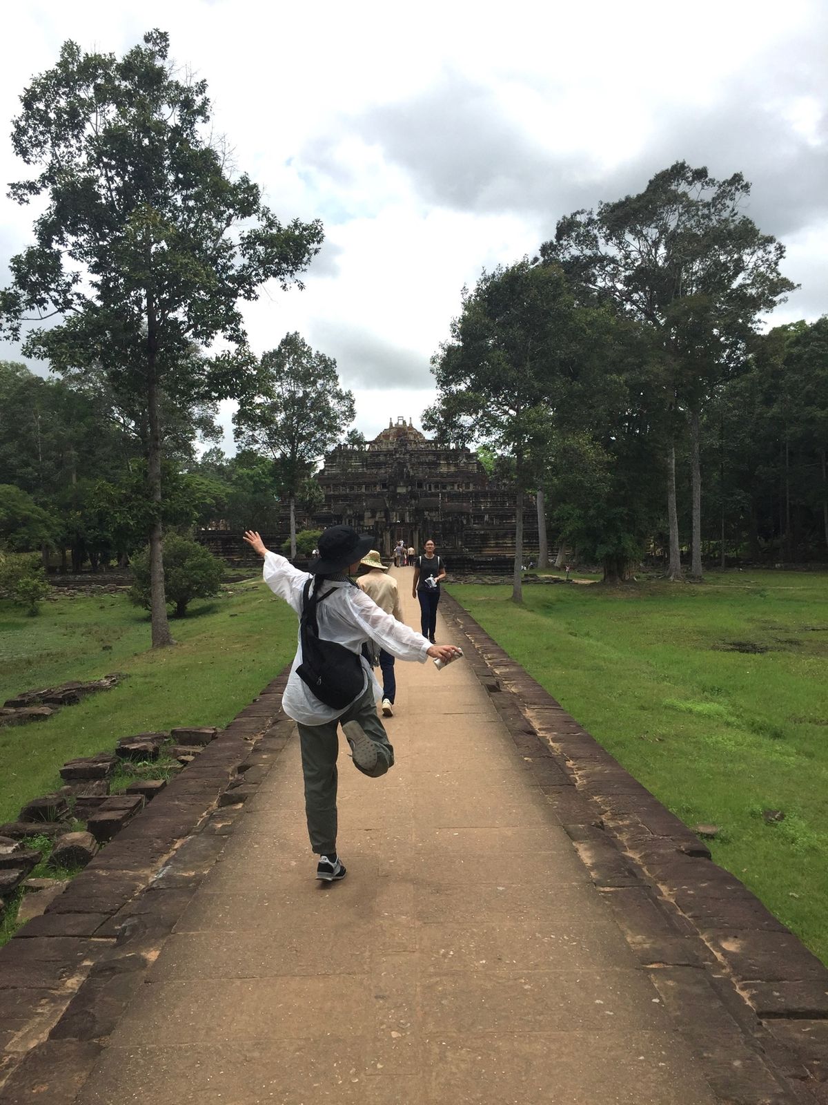 アンコールトム

テンション上がって
おちゃらけ写真ばっかり撮ってたら
ガ...