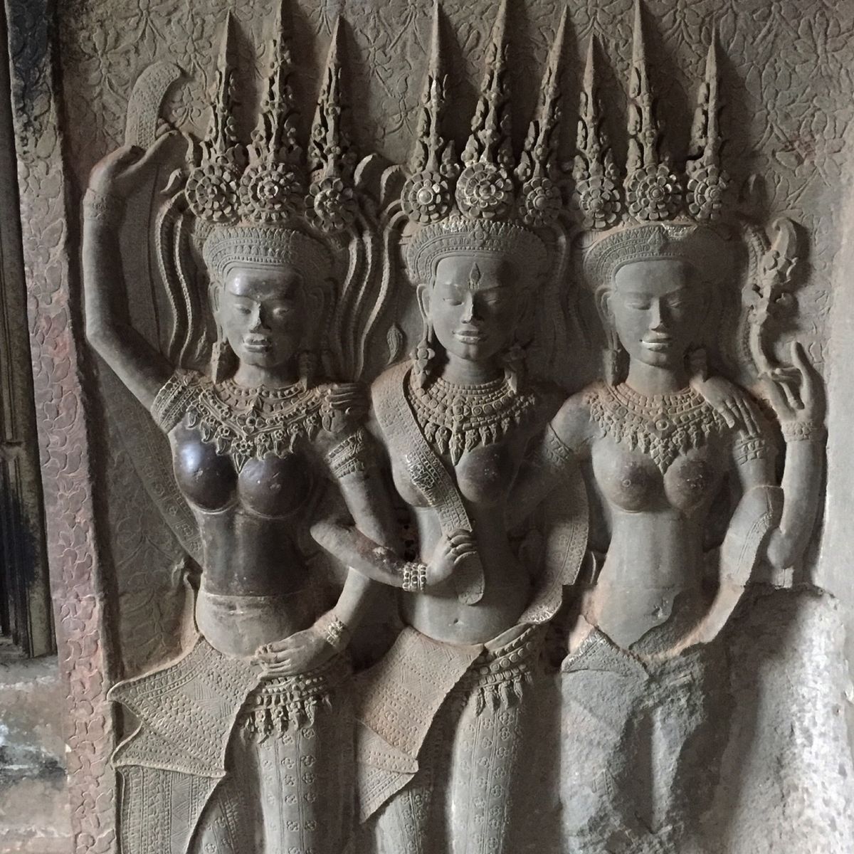 アンコールワット

ちょいちょい彫りかけみたいなレリーフを見つけるんだけど...