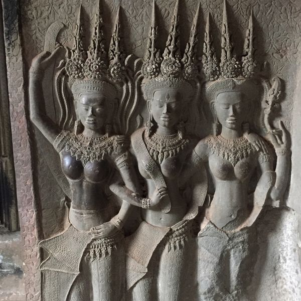 カンボジア・シェムリアップ「遺跡に圧倒された旅」の写真：アンコールワット

ちょいちょい彫りかけ...