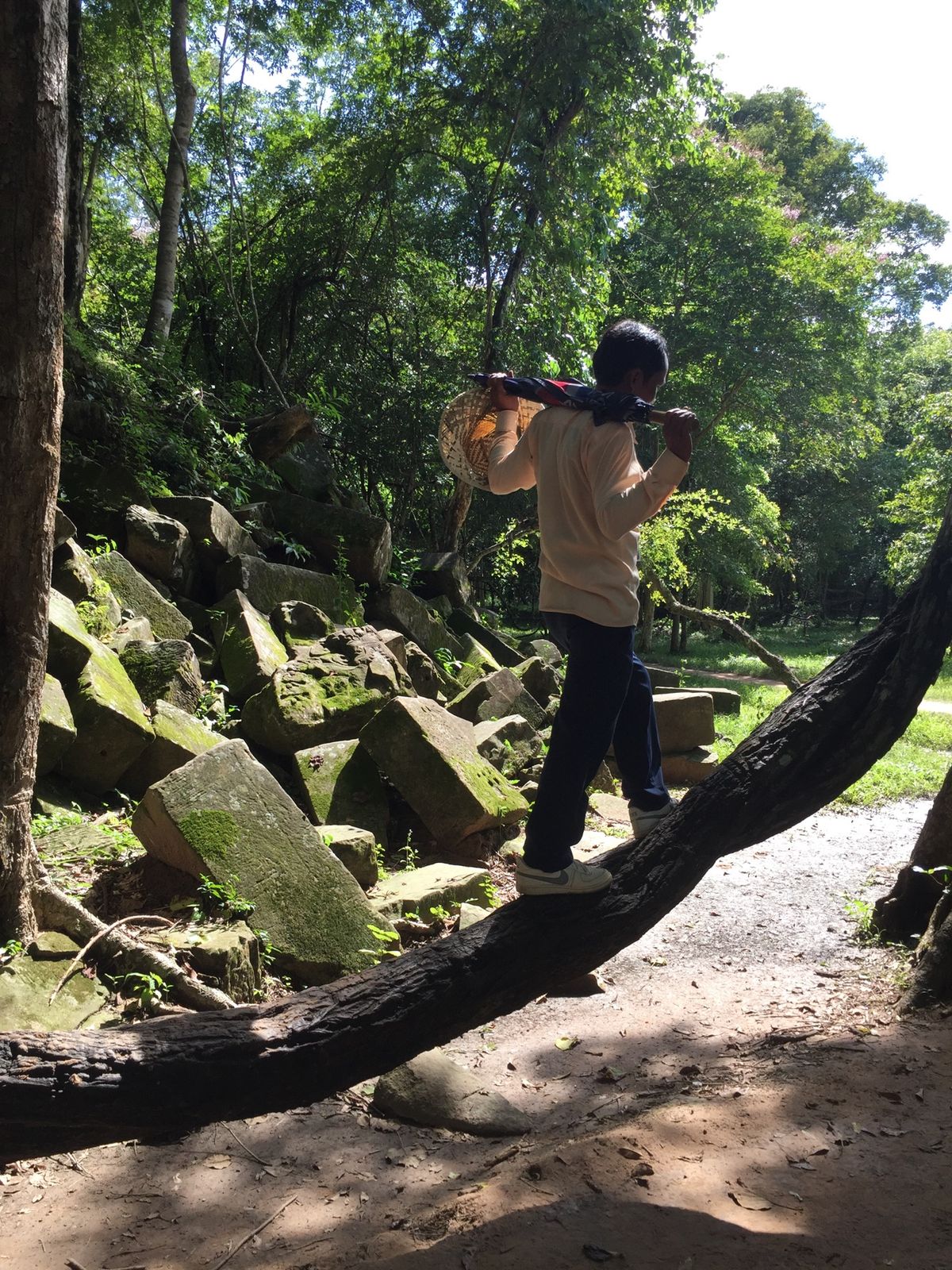 軽々と渡るガイドさんと
恐る恐るな私