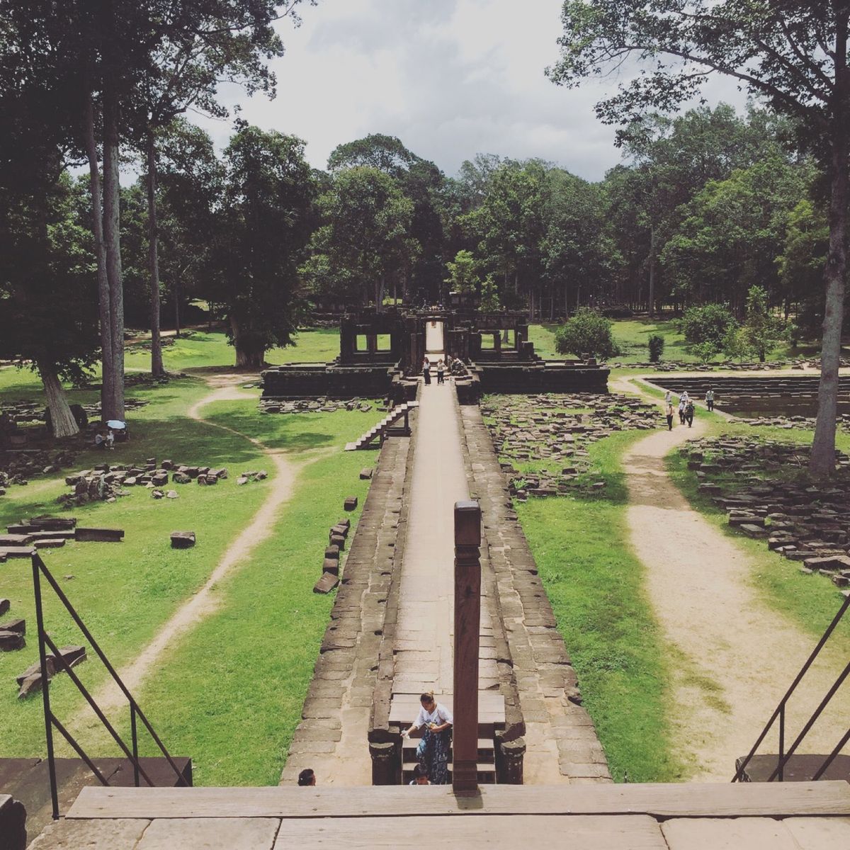 アンコールトム

階段登るの、結構きつかったような…
階段が狭くて急なのよね〜💦