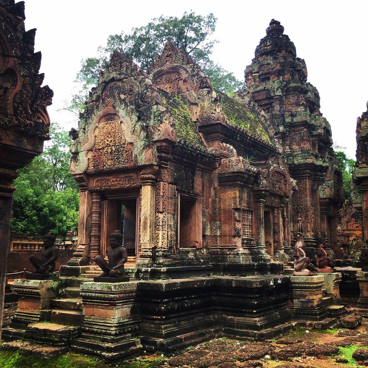 バンテアイ・スレイ បន្ទាយស្រី

この遺跡はホントかっこいいなぁ