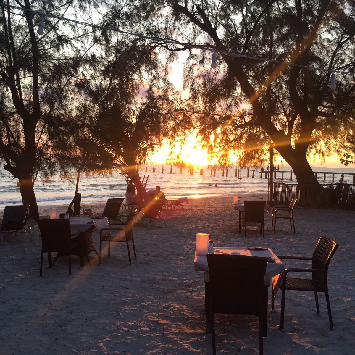 ホワイト ブティックホテル ＆ レジデンス អូតែលសរ

日が落ち始め...