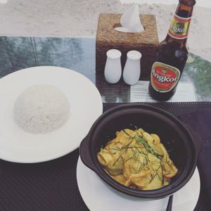 ホワイト ブティックホテル ＆ レジデンス អូតែលសរ

ホテルに着い...