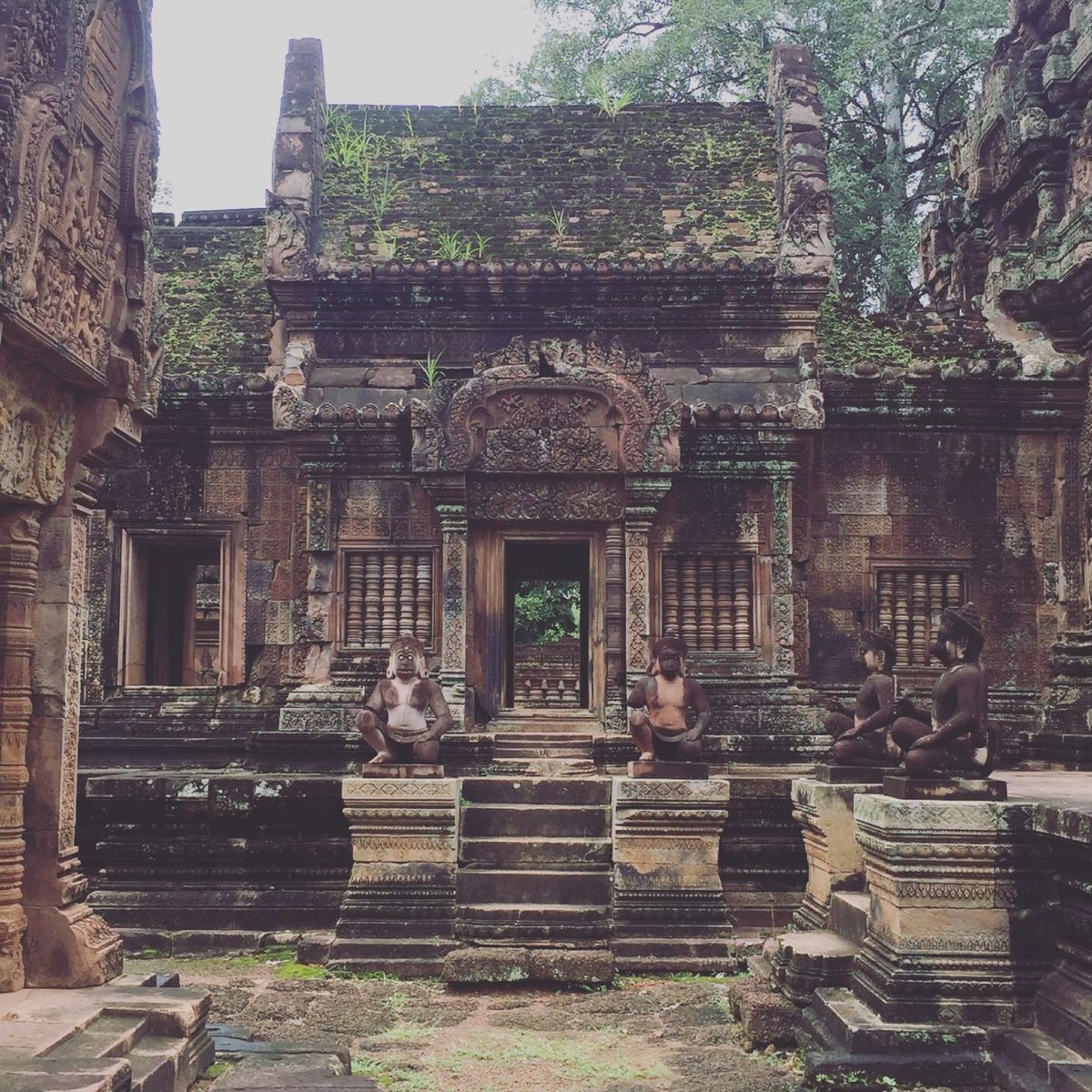 バンテアイ・スレイ បន្ទាយស្រី

この遺跡はホントかっこいいなぁ