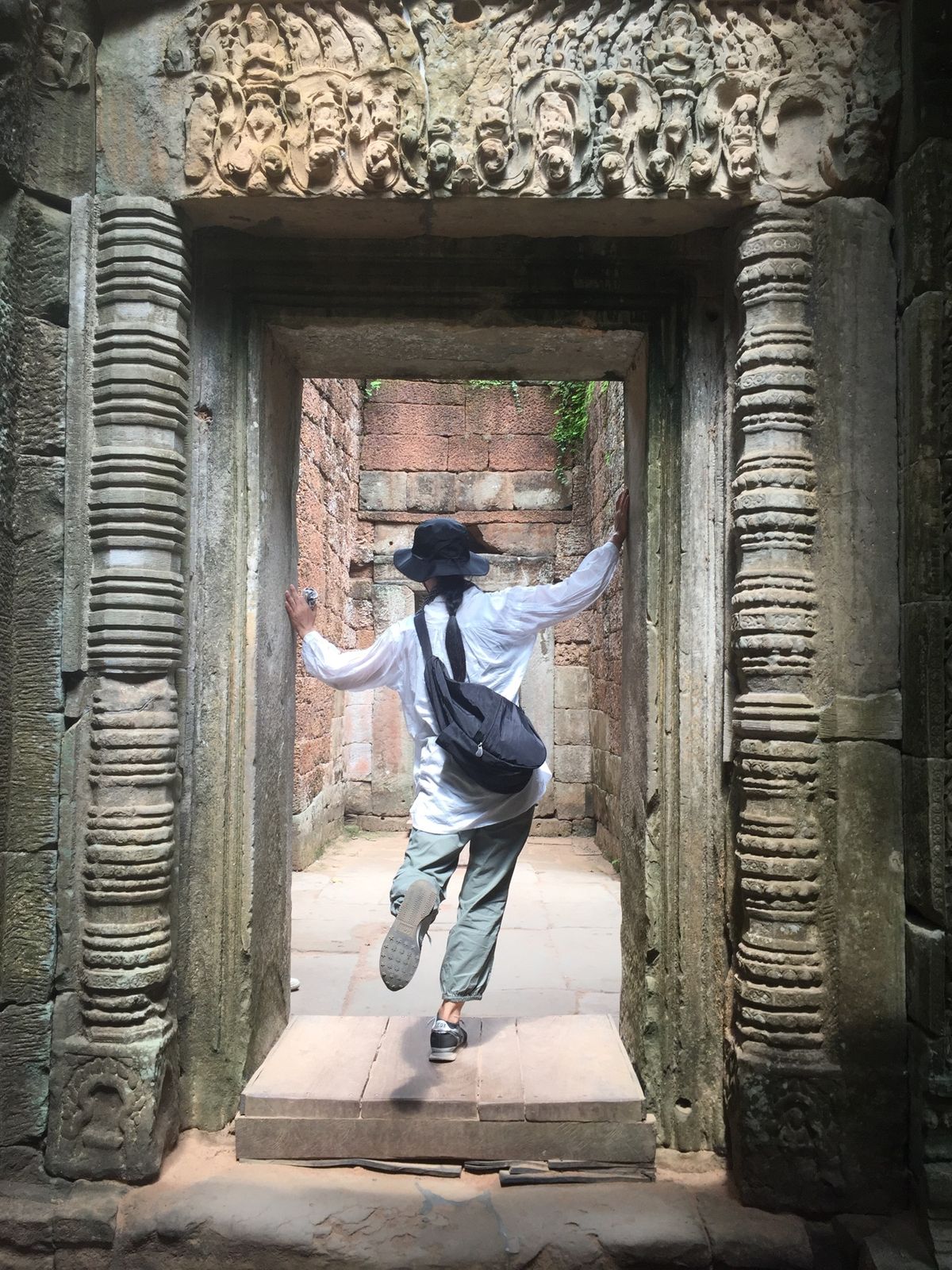 タ・プローム

精巧なレリーフだらけのなか
彫りかけみたいなレリーフもあっ...