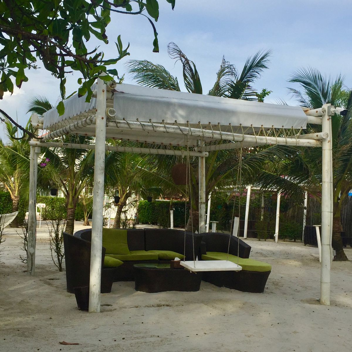 ホワイト ブティックホテル ＆ レジデンス អូតែលសរ

カンボジアに...