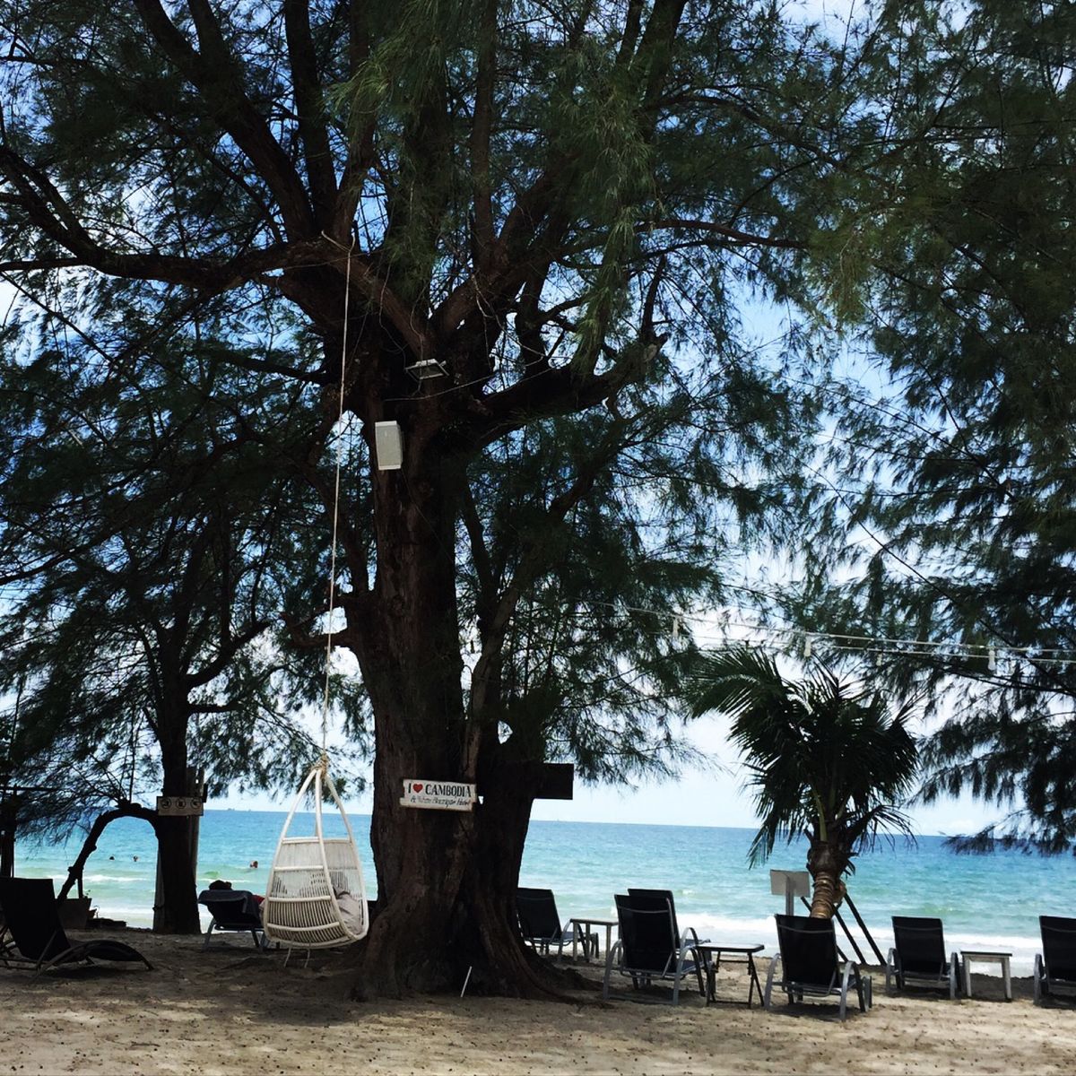 ホワイト ブティックホテル ＆ レジデンス អូតែលសរ

ホテルに着い...