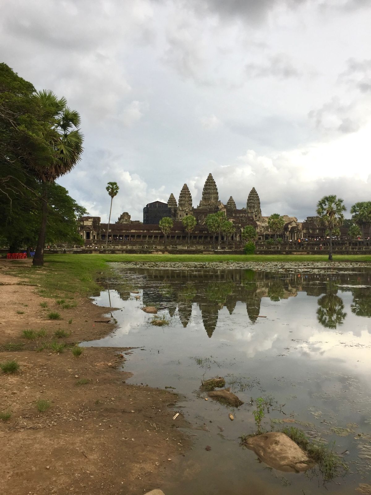 アンコール遺跡

鏡ばりにはなったけど
生憎の超曇天だった☁️
